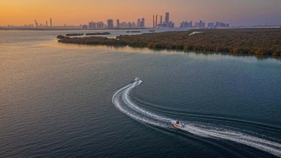 Abu Dhabi: Yas Island Self-Driving Guided Speedboat Tour - Ferrari World, Yas Links, and big views
