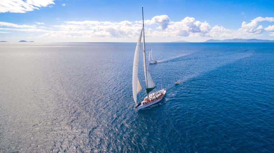 Airlie Beach: 2-Night Whitsundays Sailing Trip with Meals - Whitehaven Beach and Hill Inlet before the rush