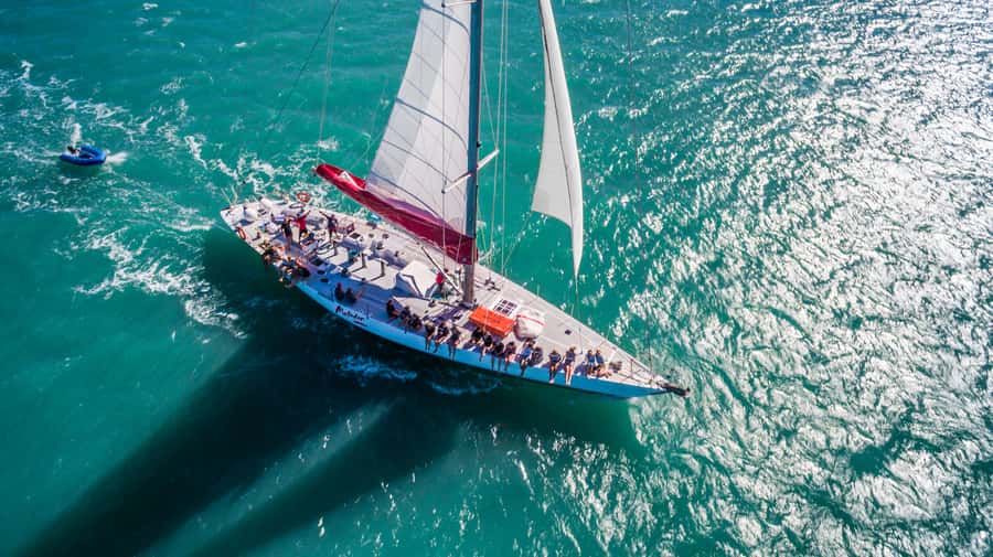 Airlie Beach: Whitsunday Islands 2-Day Sailing Tour - Fresh food and sunset on deck