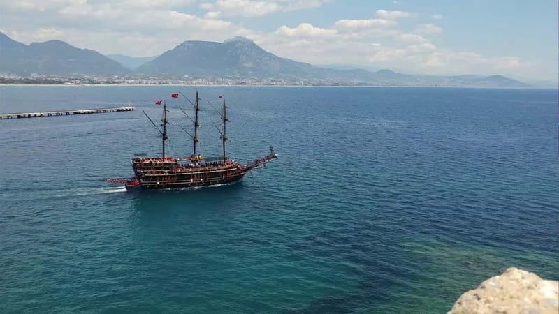 Alanya: Pirate Boat Party with Foam, Disco, Lunch & Drinks - Swimming in the Mediterranean near Alanya