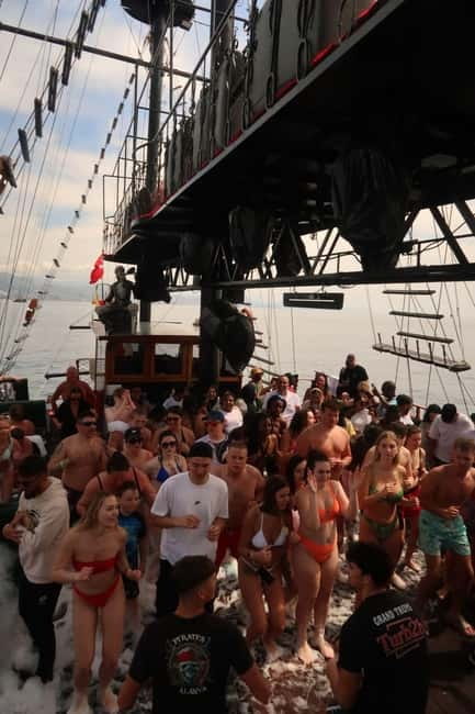 Alanya: Pirate Boat Party with Foam, Disco, Lunch & Drinks - Music, shows, and the foam party