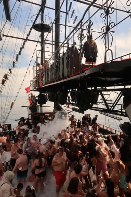 Alanya: Pirate Boat Party with Foam, Disco, Lunch & Drinks - Photos, parrots, and the extra-cost surprises