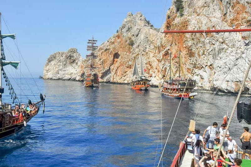 Alanya: Pirate Boat with Transfer, Lunch & Unlimited Drinks - Music, dancing, and the foam party