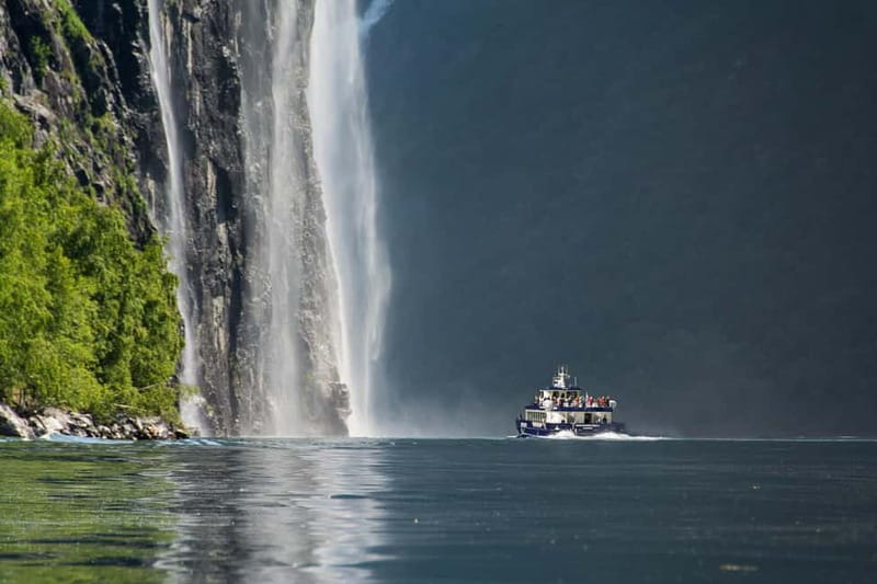 Ålesund: Geirangerfjord Scenic Cruise & Village Visit - Sunnylvsfjorden and the approach to Geiranger