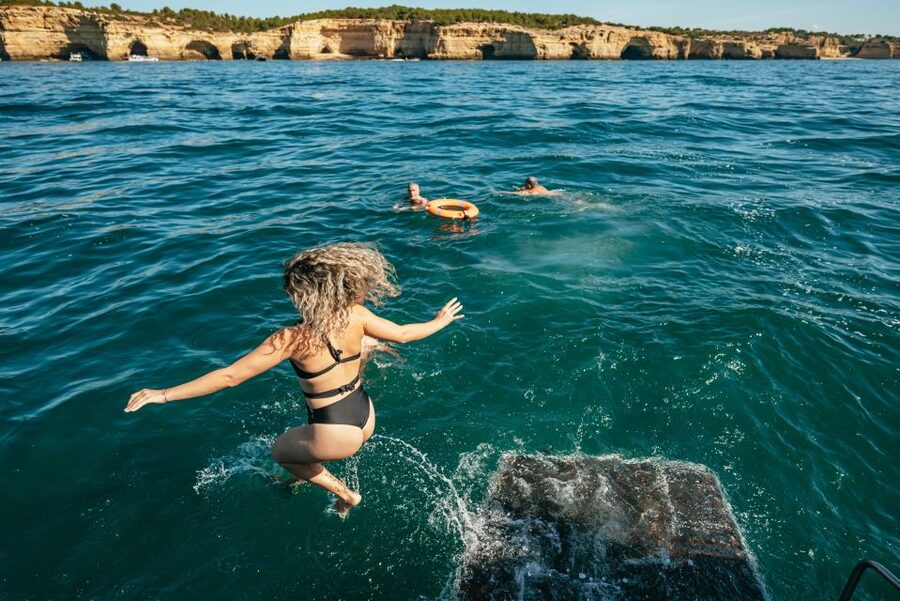 Algarve 3-Hour Caves and Coastline Boat Trip - Crew, Commentary, and Atmosphere
