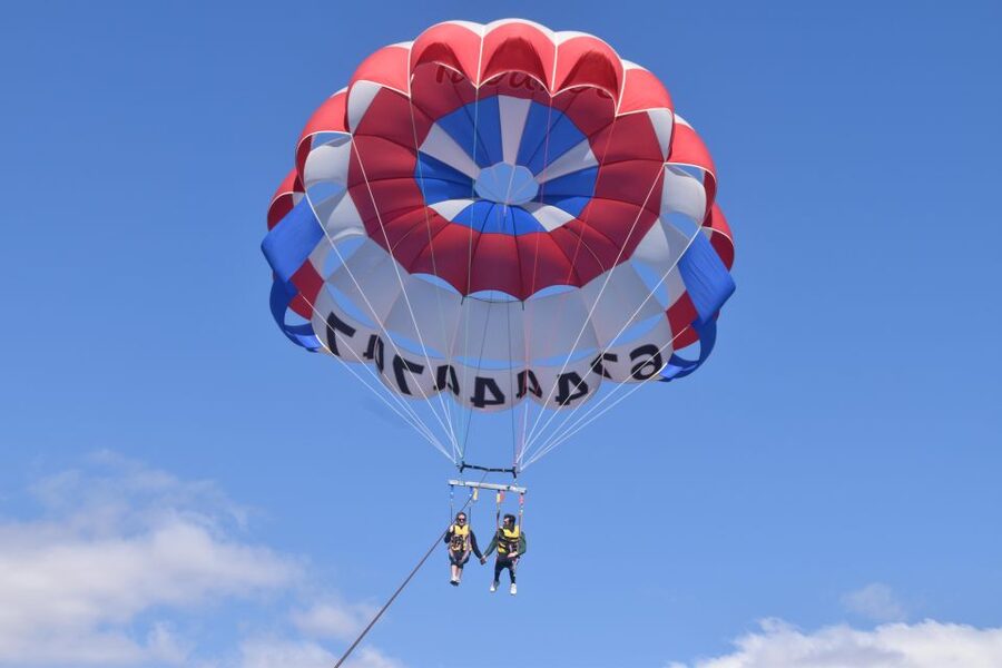 Alicante: Boat Trip and Parasailing Experience with Drink - What the $74 price gives you