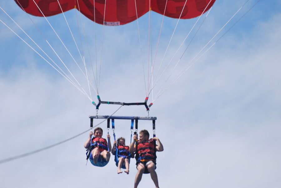 Alicante: Boat Trip and Parasailing Experience with Drink - A short cruise with music and sea views