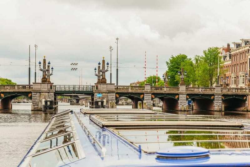 Amsterdam: 75 Minute City Canal Cruise with Audio Guide - Audio guides, captains, and family extras
