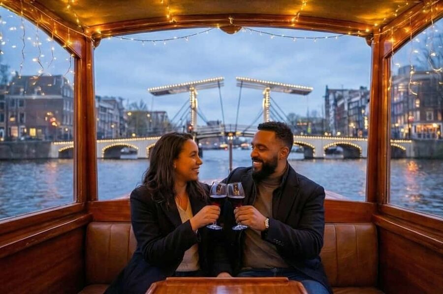Amsterdam: 90 min Cruise with Local Guide & Unlimited Drinks - What the 90-Minute Route Shows You