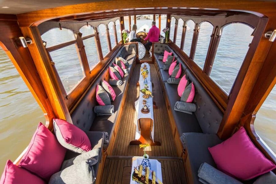 Amsterdam: 90 min Cruise with Local Guide & Unlimited Drinks - Snacks, Drinks, and the All-Inclusive Choice