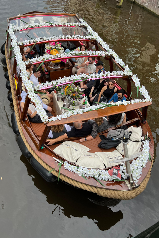 Amsterdam: Boat Tour with Optional Unlimited Drinks - The atmosphere, crowd, and best time to go
