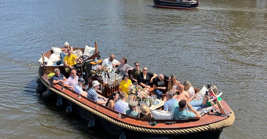 Amsterdam: Boat Tour with Optional Unlimited Drinks - What the guide adds to the 45 minutes