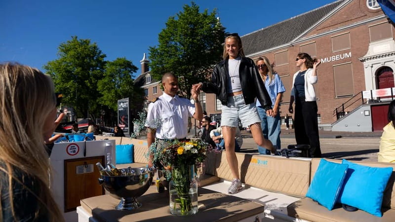 Amsterdam: Canal Cruise in Open Boat with Drink Option - Why a one-hour canal ride works so well