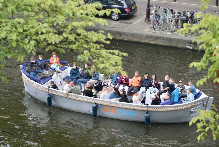 Amsterdam: Canal Cruise in Open Boat with Drink Option - Herengracht and the famous dancing houses