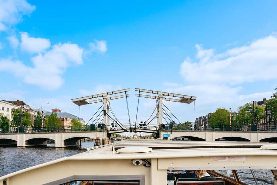 Amsterdam: City Canal Cruise and Rijksmuseum - Choosing between the two cruise docks