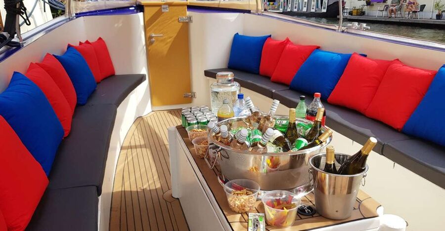 Amsterdam: Covered Canal Booze Cruise with Unlimited Drinks - Why this one-hour cruise works so well