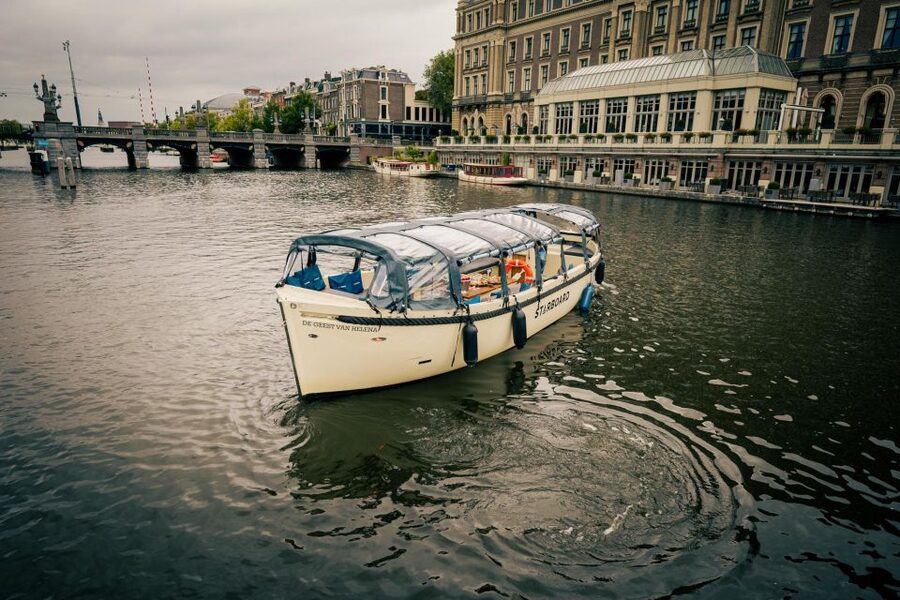 Amsterdam: Covered Canal Booze Cruise with Unlimited Drinks - Starting in the old center and the Red Light District