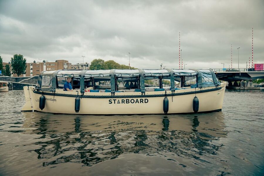 Amsterdam: Covered Canal Booze Cruise with Unlimited Drinks - Guides, hosts, and the social mood