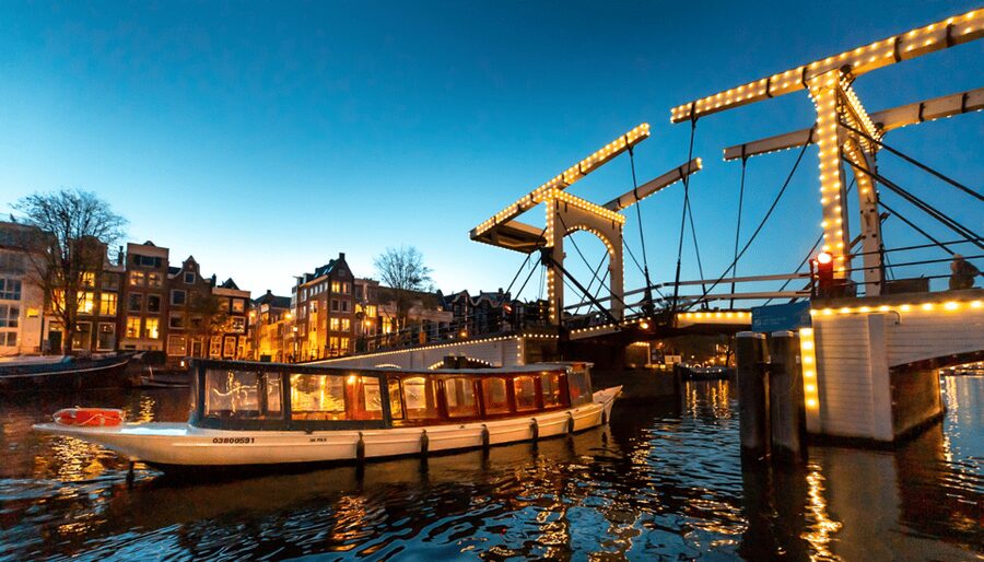 Amsterdam: Evening Canal Cruise with (Open) Bar on Board - Why an evening cruise works so well in Amsterdam