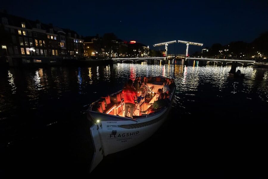 Amsterdam: Evening Canal Cruise with (Open) Bar on Board - The one-hour route through central Amsterdam