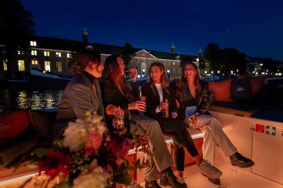 Amsterdam: Evening Canal Cruise with (Open) Bar on Board - The Amsterdam Light Festival in winter