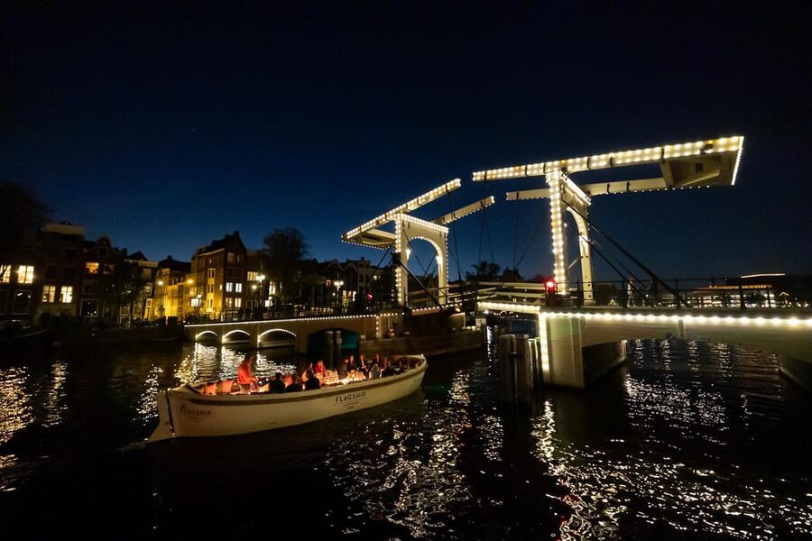 Amsterdam: Evening Canal Cruise with (Open) Bar on Board - Who should book this cruise?