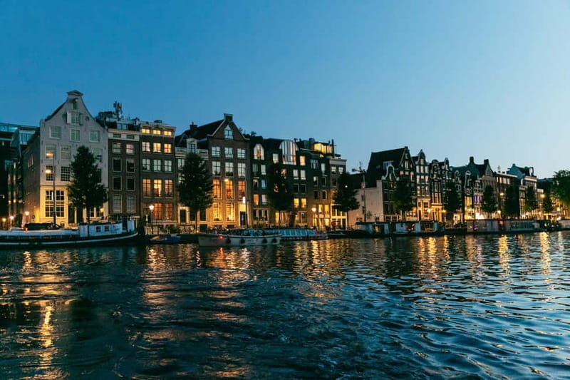 Amsterdam: Evening Cruise with Optional Wine and Snacks - Why an Amsterdam night cruise works so well