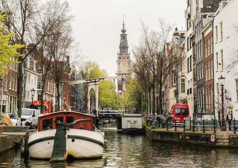 Amsterdam: German Canal Cruise with Unlimited Drinks Option - Crossing the Amstel and reaching Magere Brug
