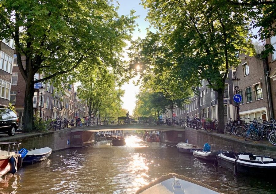 Amsterdam: German Canal Cruise with Unlimited Drinks Option - Muntplein and the return through central canals