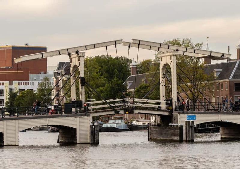 Amsterdam: German Canal Cruise with Unlimited Drinks Option - The guide makes the biggest difference
