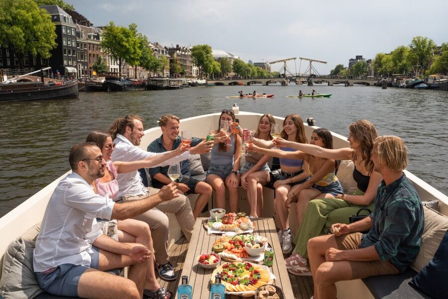 Amsterdam: German Guided Canal Cruise with on Board Bar - Why a canal cruise is a smart first hour in Amsterdam