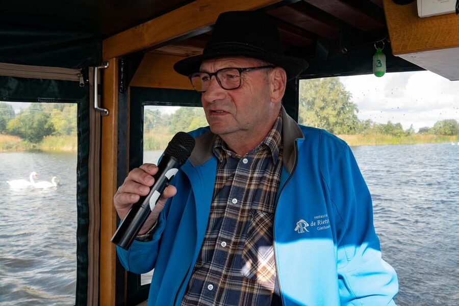 Amsterdam: Giethoorn Tour Scenic Cruise, Cheese & Free Time - Arriving in Giethoorn by boat