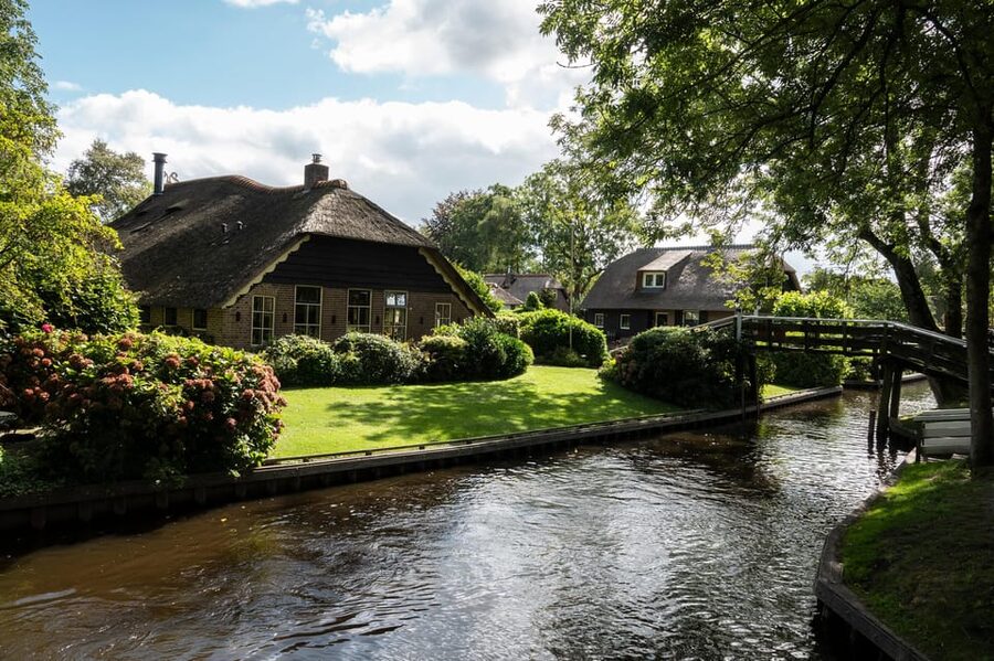 Amsterdam: Giethoorn Tour Scenic Cruise, Cheese & Free Time - Three hours to explore at your own speed