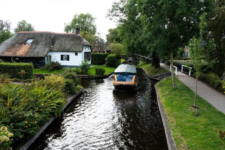 Amsterdam: Giethoorn Tour Scenic Cruise, Cheese & Free Time - The ride back to Amsterdam