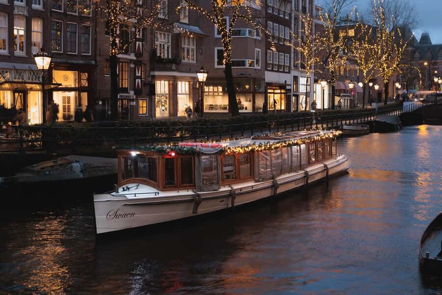 Amsterdam: Heated Canal Cruise with Unlimited Drinks & Bite - Key points to know before boarding