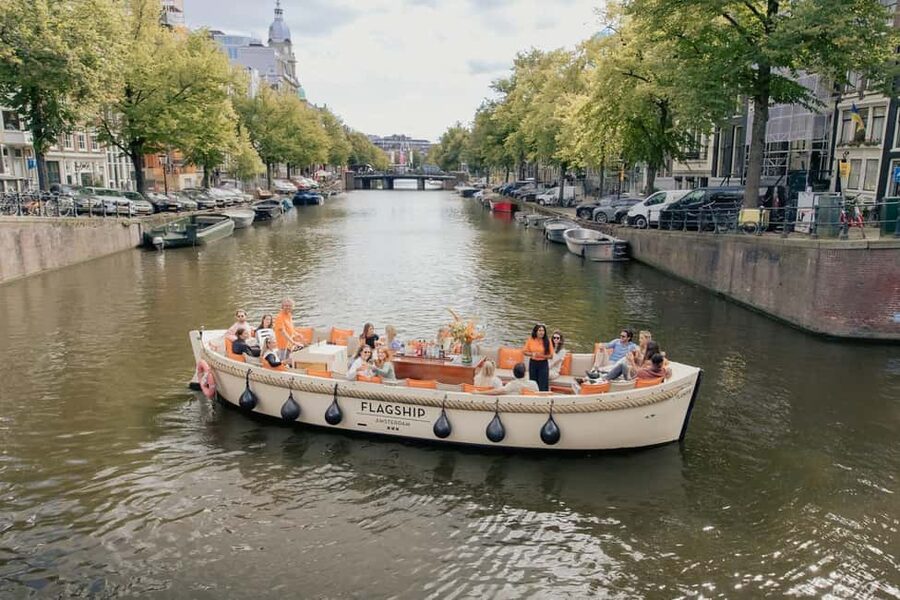 Amsterdam: Heated Canal Cruise with Unlimited Drinks & Bite - The guide makes or breaks the hour