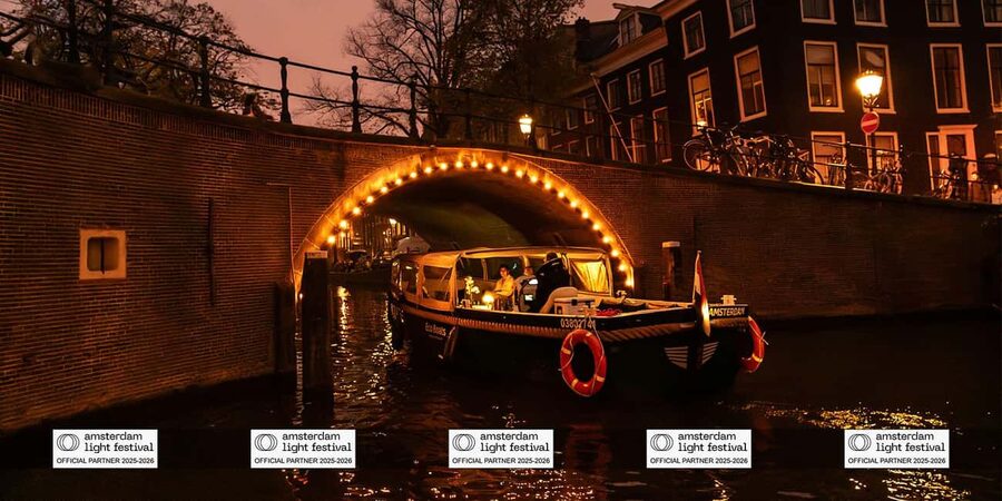 Amsterdam: Light Festival Boat+Unlimit.Drinks & Snack Option - Haarlemmersluis and the return route