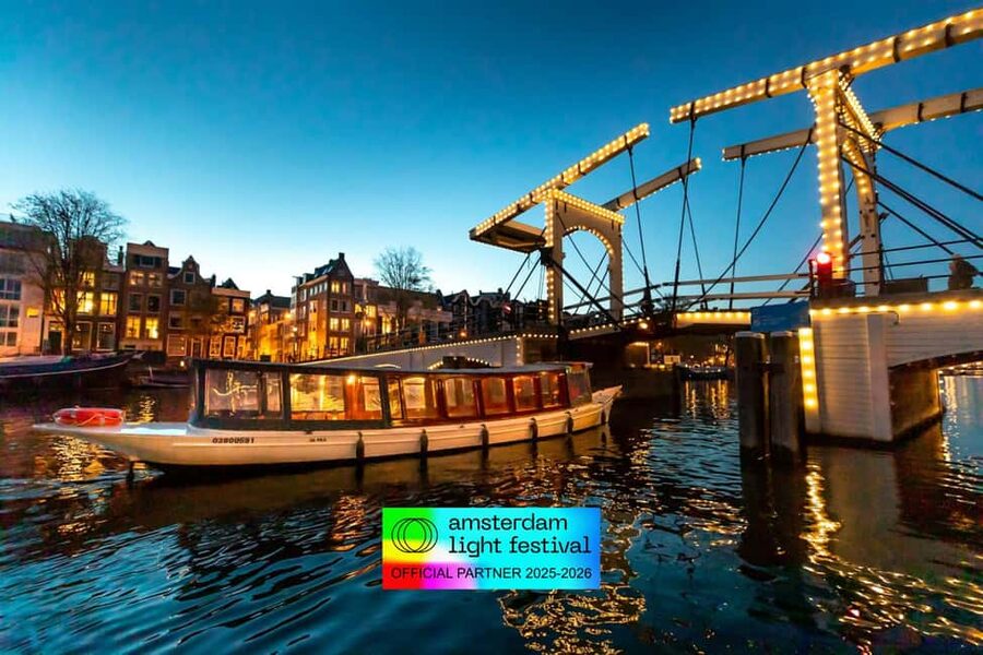 Amsterdam: Light Festival Cruise + Stroopwafel & Hot Choco - A warm start at Prins Hendrikkade or Zwanenburgwal