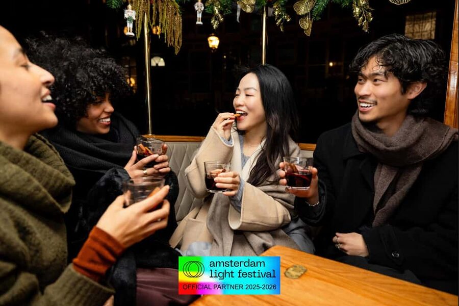 Amsterdam: Light Festival Cruise + Stroopwafel & Hot Choco - The guides make or break the mood