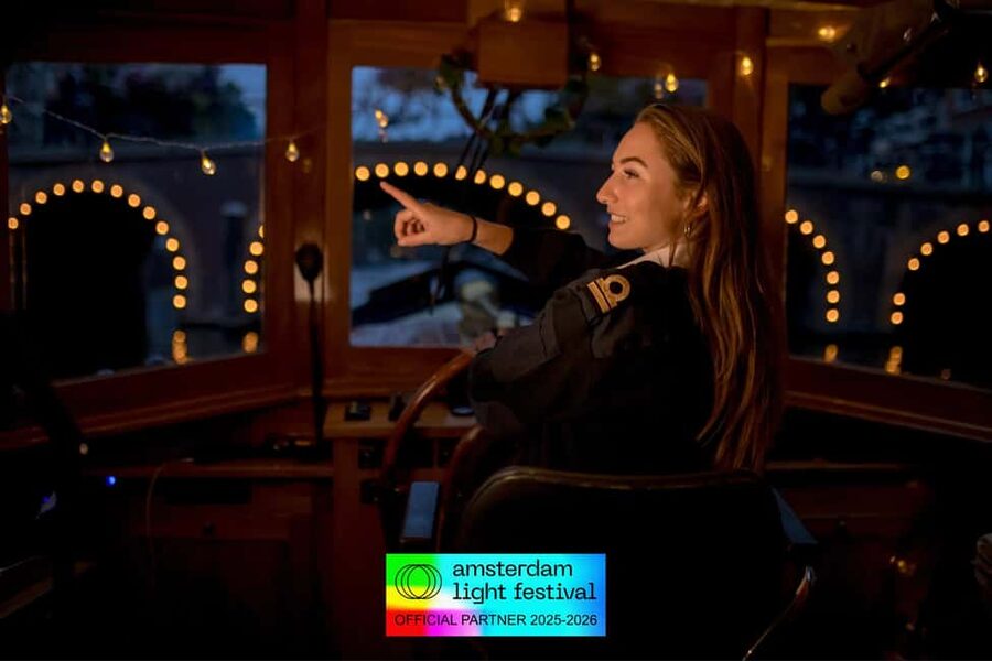 Amsterdam: Light Festival Heated Cruise + Hot Choco + Snack - Hot chocolate, mulled wine, and the drink upgrade