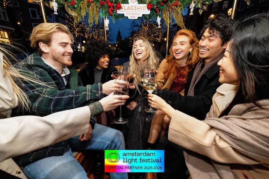 Amsterdam: Light Festival Heated Cruise + Hot Choco + Snack - What the crew adds to the evening