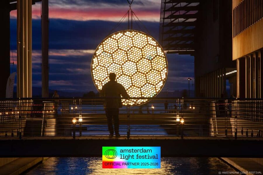Amsterdam: Light Festival Heated Cruise + Unl Drinks & Snack - Guides, commentary, and the human touch