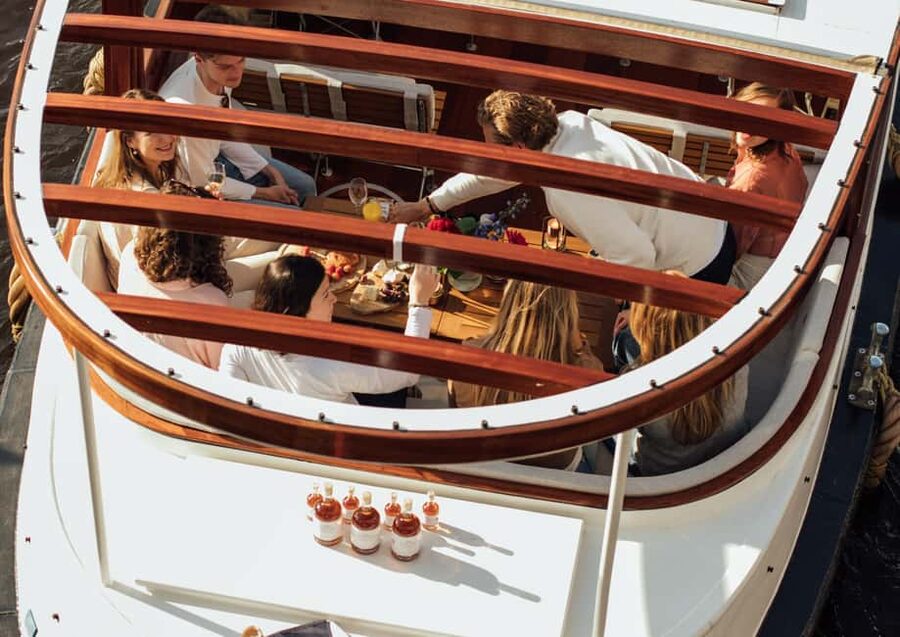 Amsterdam: Luxury Saloon Boat Cruise with Cocktails & Waffle - Is $18 good value for one hour?