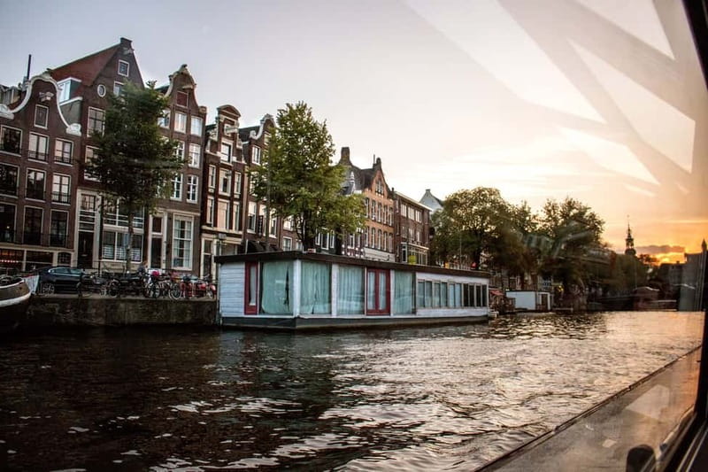 Amsterdam: Original Pizza Dinner Cruise + Unlimited Drinks - Magere Brug and the Dancing Houses