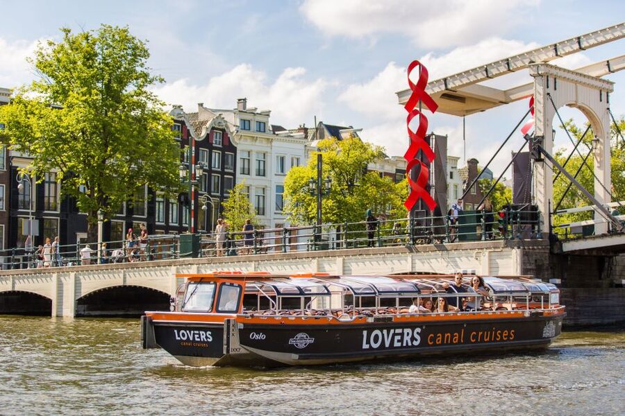 Amsterdam: Semi-Open Canal Boat Cruise - The audio guide: useful facts, limited personality