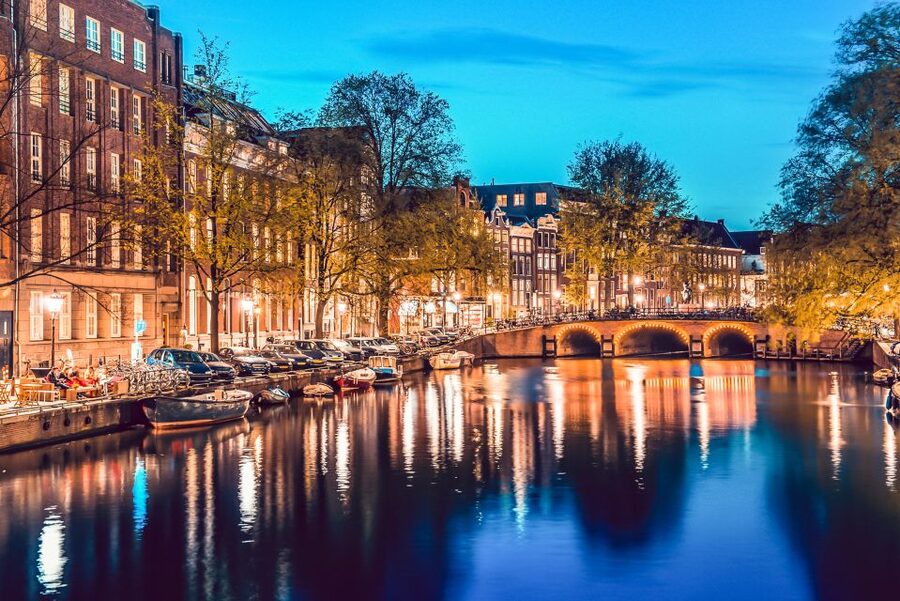 Amsterdam: Smoke and Lounge City Boat Cruise - The seasonal Light Tour from November 27 to January 18