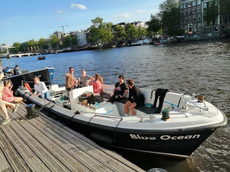 Amsterdam: The Bulldog Boat Smoke-Friendly Cruise & 2 Drinks - Reaching the Amstel River and canal belt