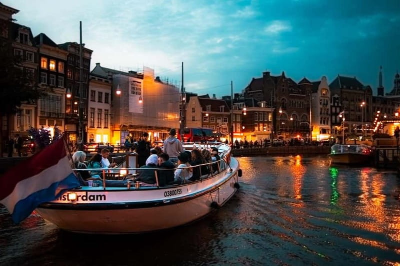 Amsterdam: The Bulldog Boat Smoke-Friendly Cruise & 2 Drinks - Why evening sailings are especially appealing