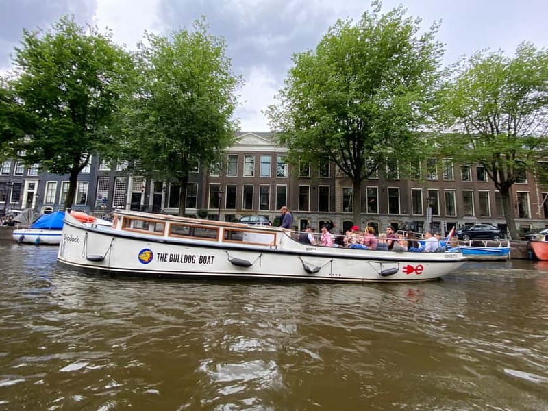 Amsterdam: The Bulldog Boat Smoke-Friendly Cruise & 2 Drinks - The guides make or break the hour