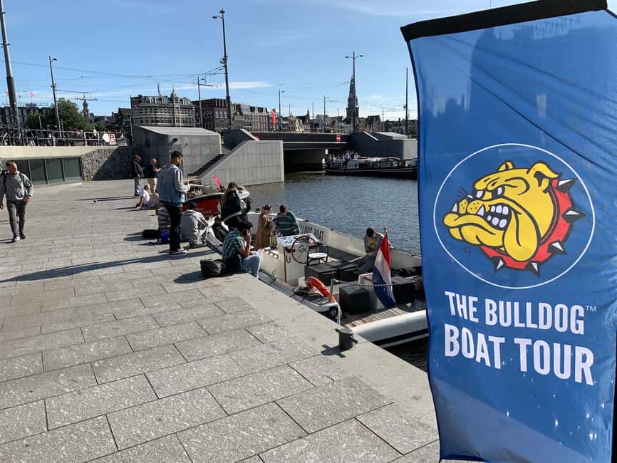 Amsterdam: The Bulldog Boat Smoke-Friendly Cruise & 2 Drinks - What the half-open boat feels like